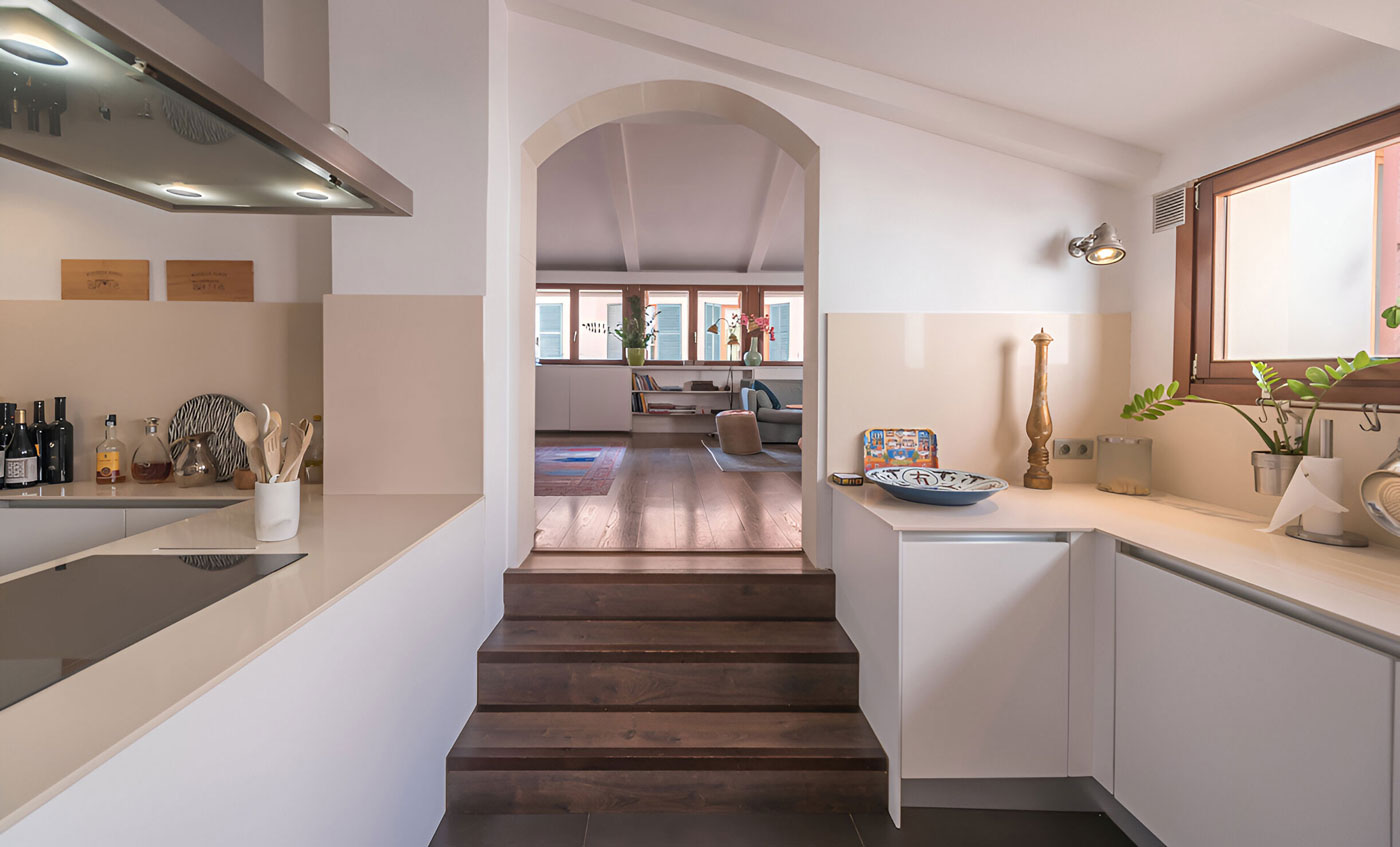 Offene Küche mit Blick in den lichtdurchfluteten Wohnbereich im Penthouse Palma Altstadt