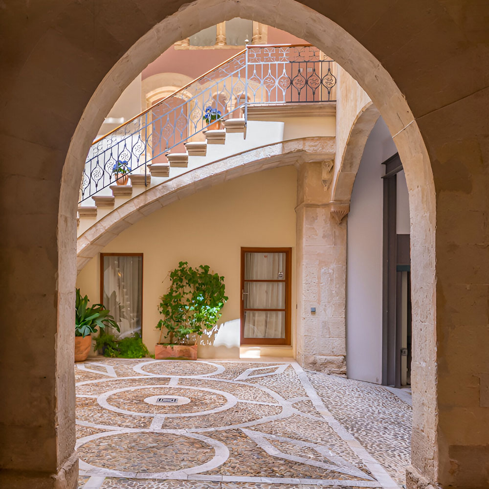 Innenhof mit Naturstein und historischer Treppe im Penthouse eines Herrenhauses in Palma