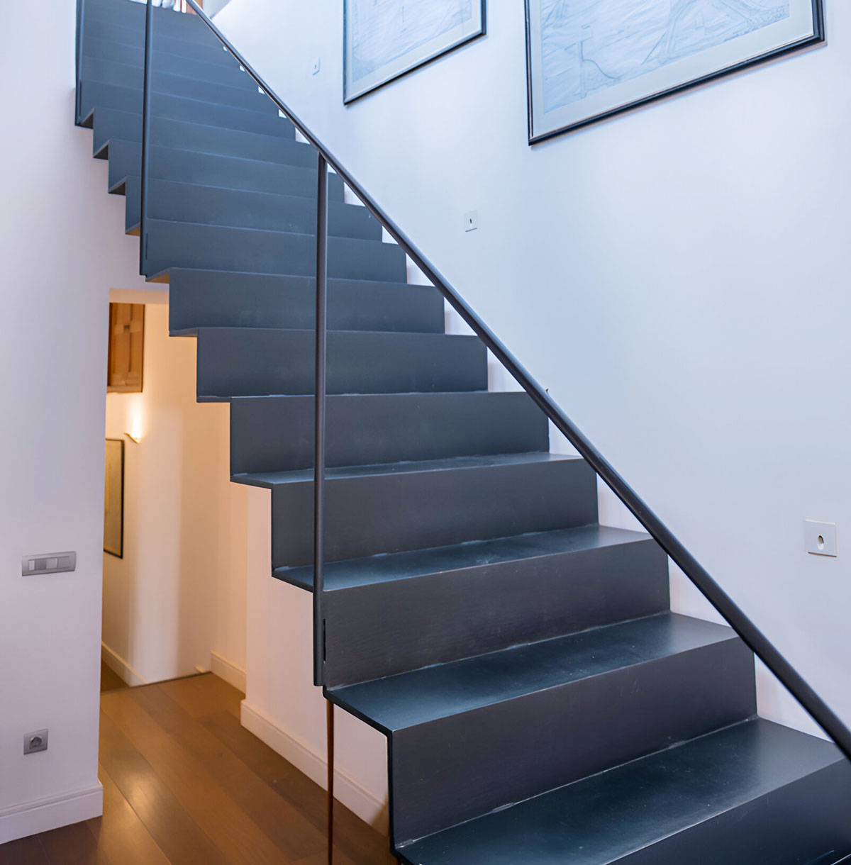 Moderne Stahltreppe als Designelement im historischen Altstadt-Penthouse auf Mallorca