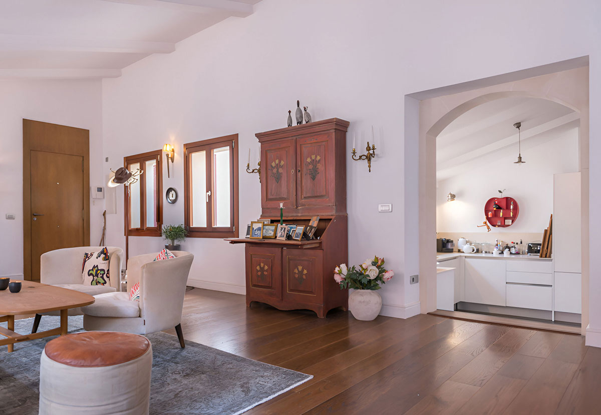 Wohnbereich im Altstadt-Penthouse Palma mit historischen Details und moderner Einrichtung