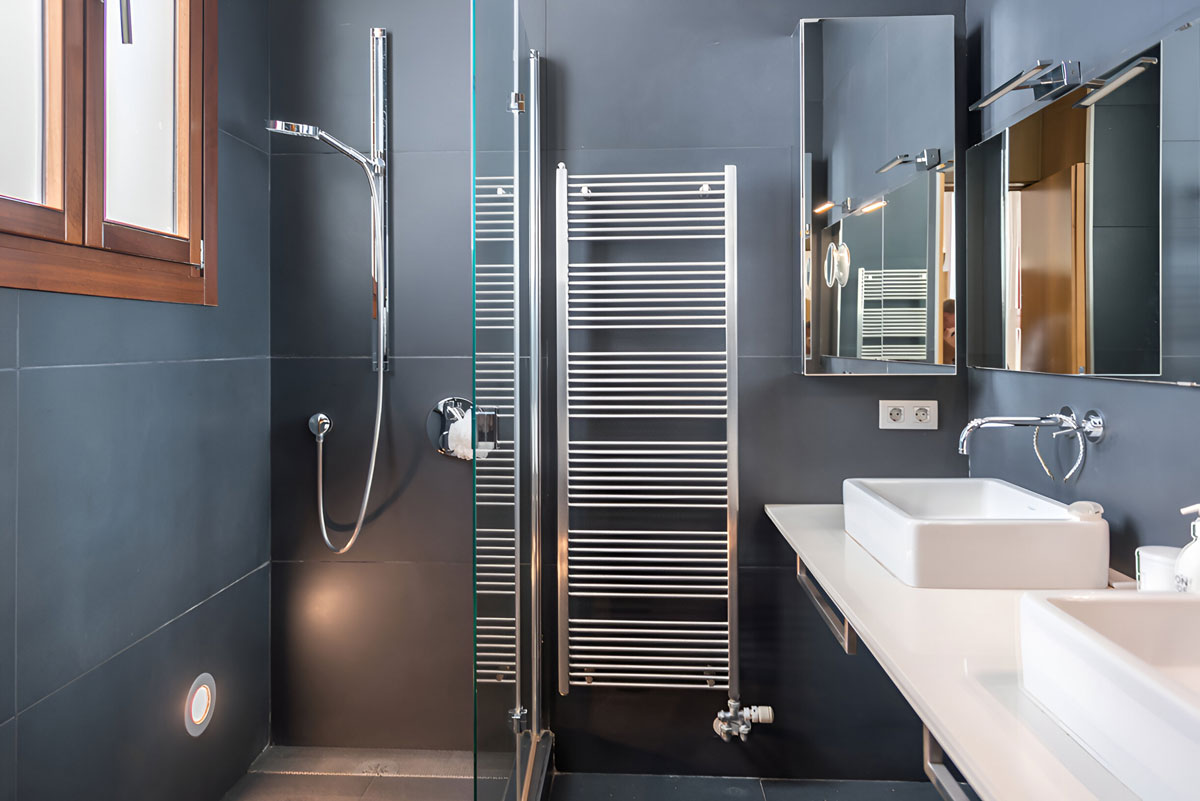 Modernes Bad mit Glasdusche und dunklem Feinsteinzeug im Altstadt-Penthouse Palma