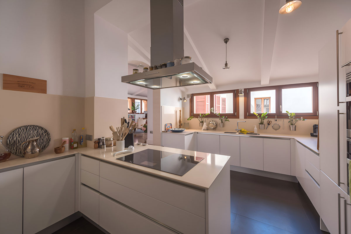 Zeitgemäße Einbauküche im renovierten Herrenhaus-Penthouse in Palmas Altstadt