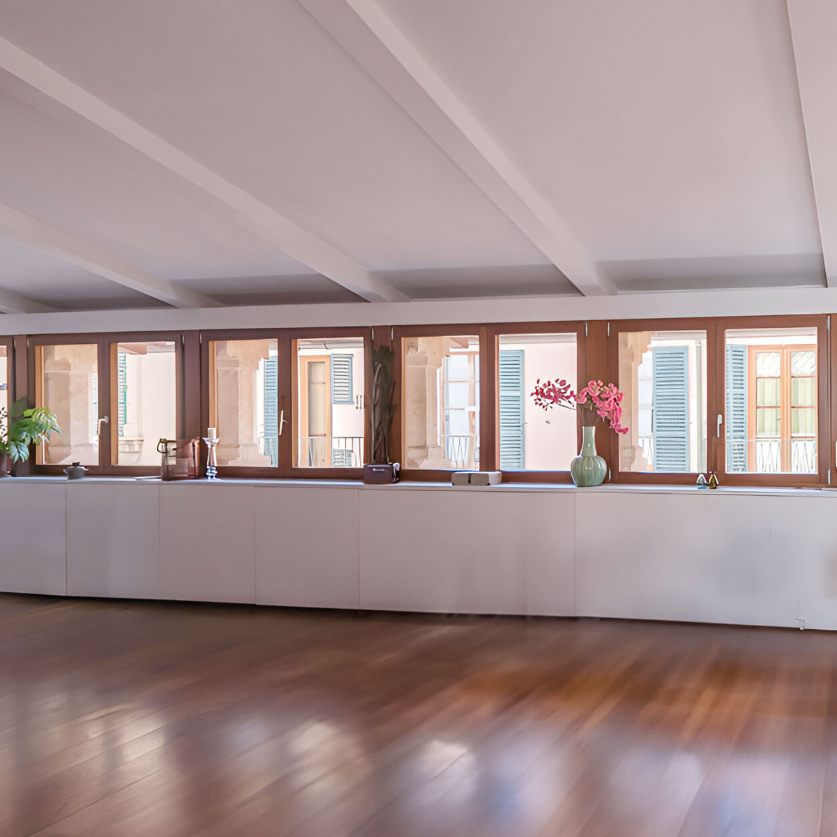 Obergeschoss im Penthouse mit Fensterfront und Blick auf Palmas historische Altstadt