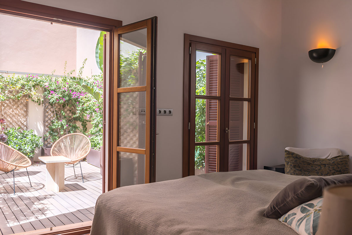 Schlafzimmer mit direktem Zugang zur privaten Terrasse im Penthouse Palma Altstadt