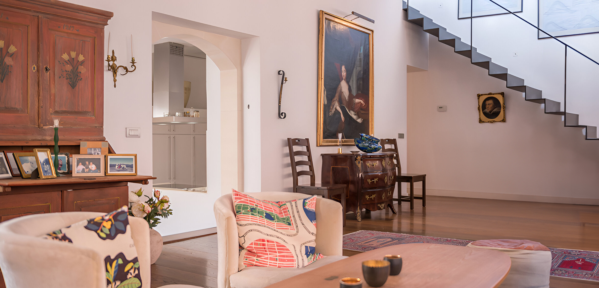 Wohnbereich im Penthouse Palma mit historischer Substanz und moderner Klarheit