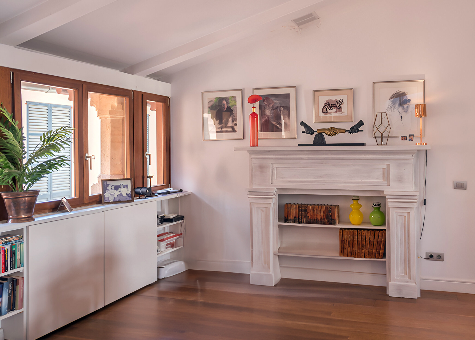 Lichterfüllter Raum mit originalen Holzfenstern und klassischer Architektur im Altstadt-Penthouse