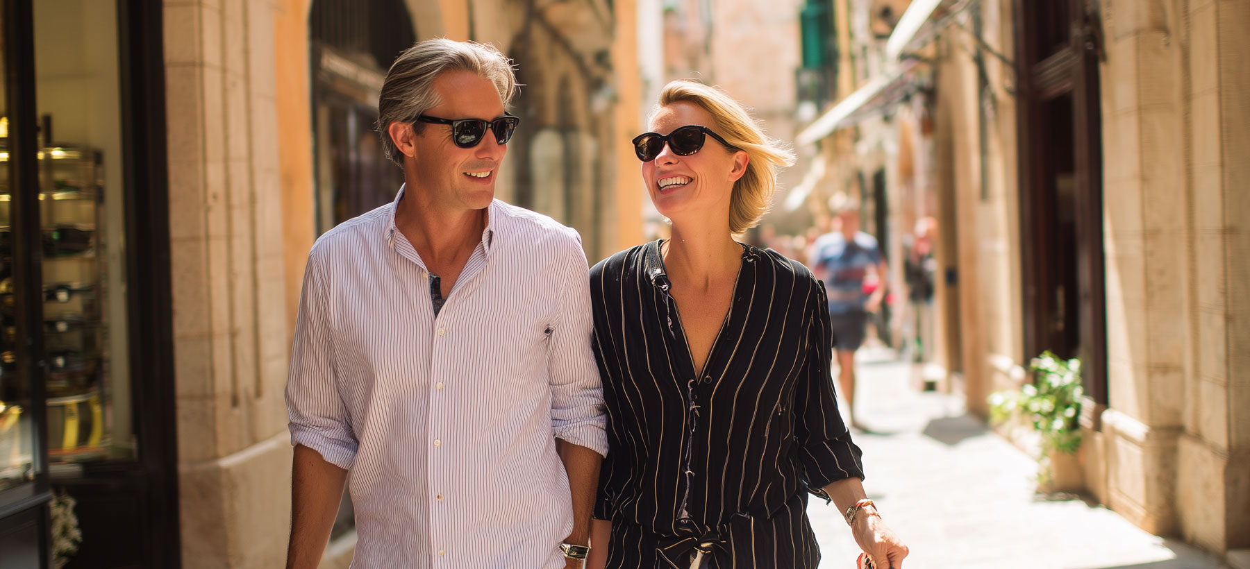 Stilvolles Paar beim Einkaufsbummel durch Palmas Altstadt mit Designer- und Concept-Stores